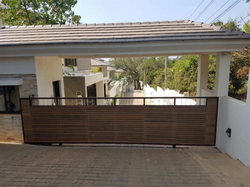 Auto wooden sliding gate