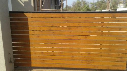 Auto wooden sliding gate