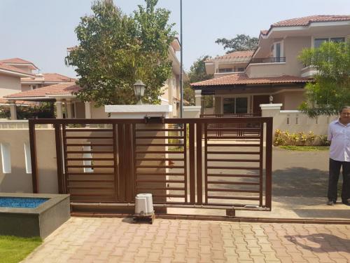 Auto siliding gate
